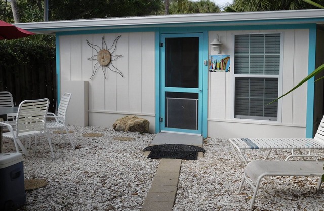 SURF SHACK, EFFICENCY COTTAGE A SHORT WALK TO BEACH AND VILLAGE