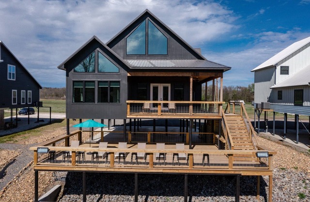 Surf Shack on the Caddo: Sleeps 16 + Insta-Worthy!