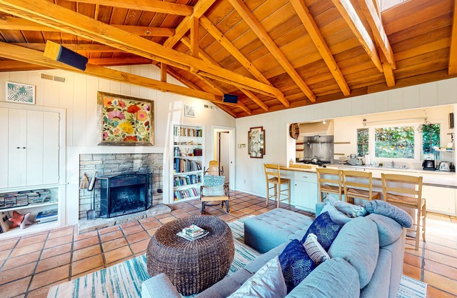Surf-side monthly rental with ocean views, beach access & private hot tub