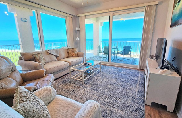 🌅"Surfclub Retreat"🌴6th Floor Penthouse Corner! Wraparound Balcony! Ocean Views!🏖️