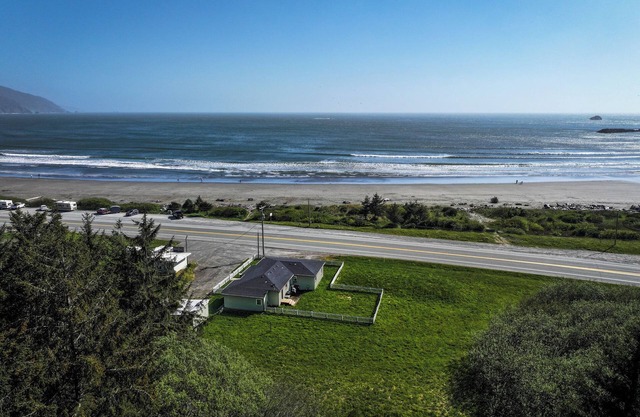 Surfer's South Beach | 5 Bed, 2 Bath