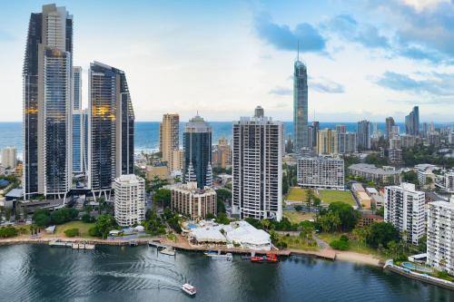 Surfers Paradise Stunning Getaway with Ocean and River Views