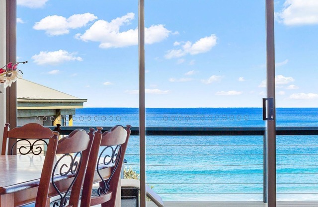 Surfers Retreat in Manyana, unmissable sunsets and never ending ocean views!