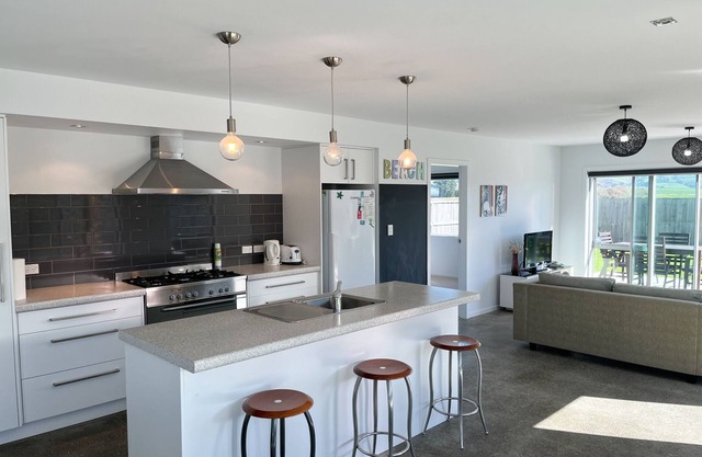 Surfers Retreat - Waihi Holiday Home