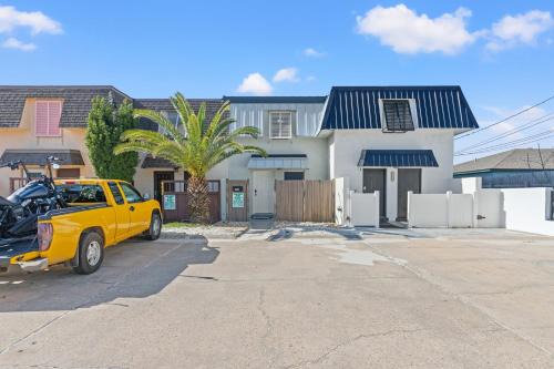 Surf’s Up! Pet-friendly, 2BR 2BA Beachfront Townhouse, Sleeps 8!