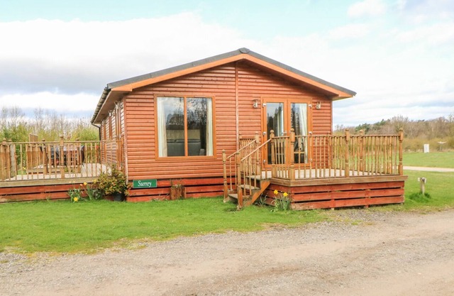 SURREY LODGE, pet friendly, character holiday cottage in Kiplin