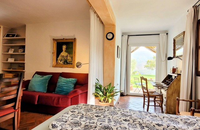 Sustainable Comfort Studio Apartment in Nature Calm Views huge Garden Salt Pool