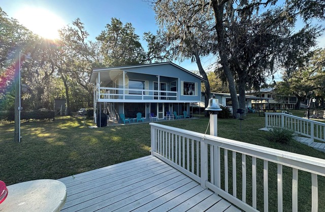 Suwannee River 2BR 1BA near Fanning Springs. Lower level screened, Boat House