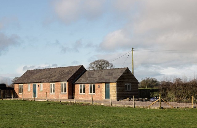 SWALLOW BARN, family friendly, with a garden in Myddle