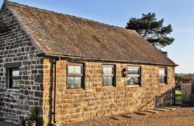 SWALLOW COTTAGE, pet friendly, character holiday cottage in Winkhill