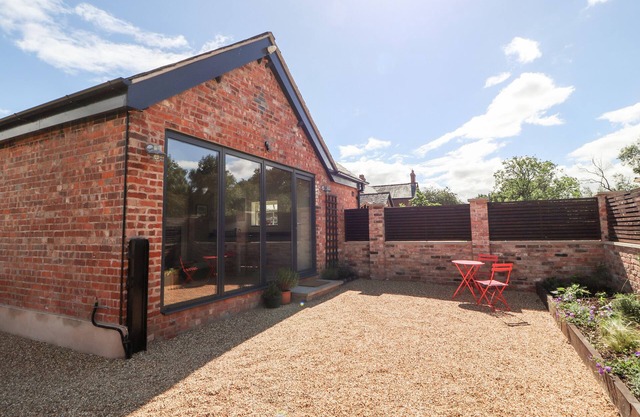 SWALLOW COTTAGE, romantic, character holiday cottage in Sandbach
