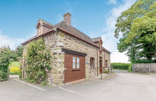 SWALLOW'S NEST, pet friendly, character holiday cottage in Strefford