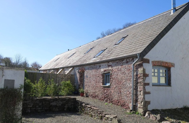 SWALLOWS COTTAGE, family friendly, luxury holiday cottage in Pembroke
