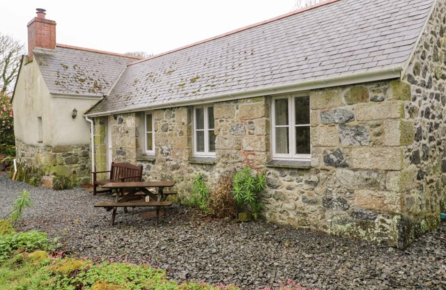 SWALLOWS, pet friendly, character holiday cottage in St Keverne