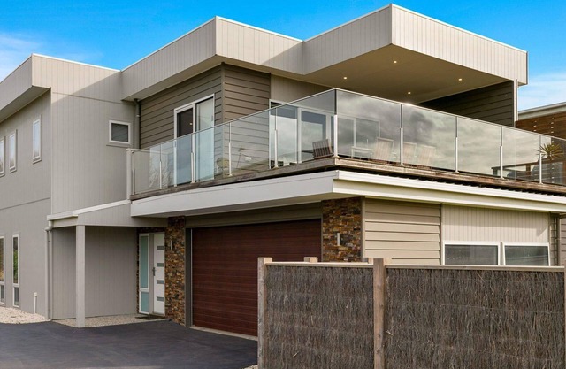 Swan Bay Views - sleeps 13