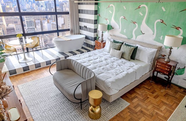 Swan SampaSky: View with bathtub from the 37th
