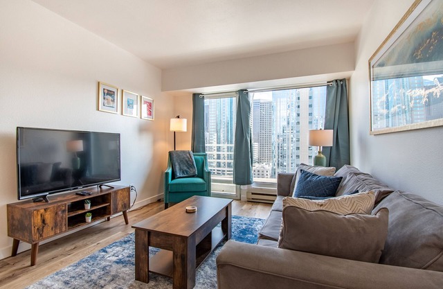 Swanky Condo in Heart of Seattle w/Parking & Pool!