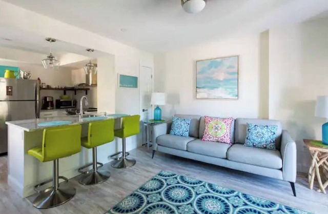 Swanky Flat in the Heart of Dock Square, SUPER CLEAN! WALK TO EVERYTHING!