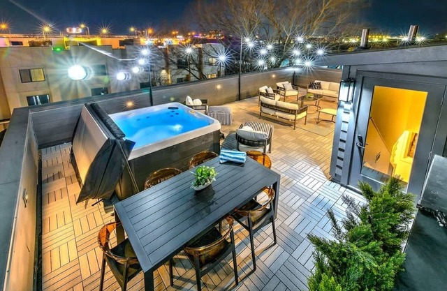 Swanky Nash Retreat - 14 Beds, Hot Tub & Game Room