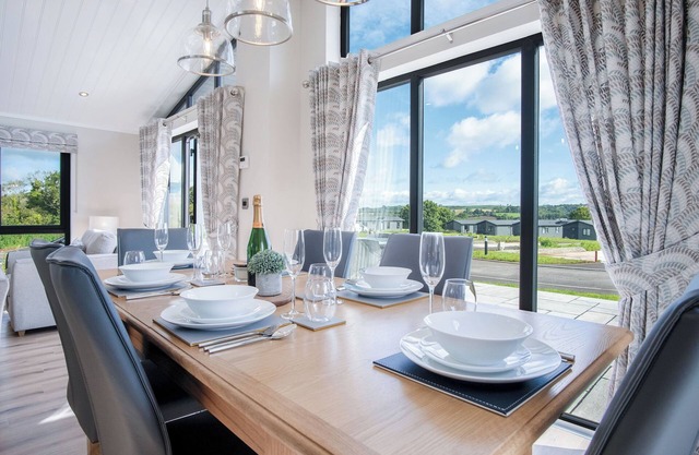 Swanlake Lodge - 3 Bedroom Holiday Home - Penally