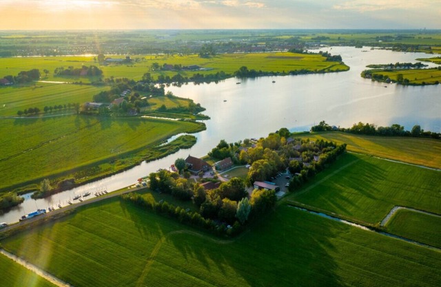 Swarm 3 water lodges next to each other in Friesland