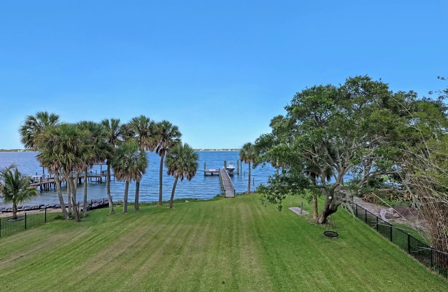 Sweeping Views, Direct Riverfront, Dock, Heated Pool, 8bed/5.5bath Sleeps 20