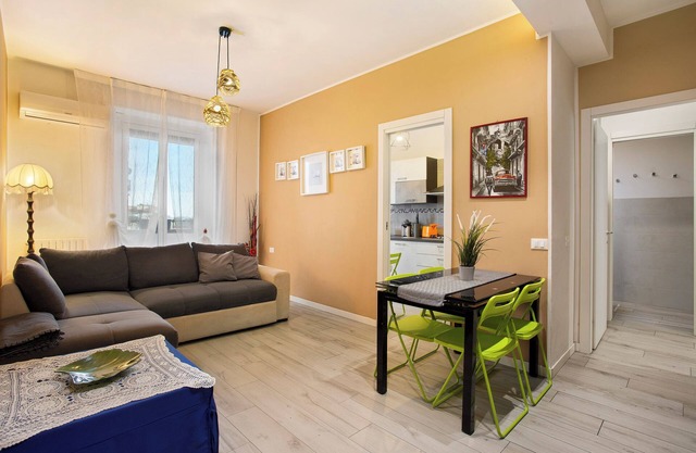Sweet Chloe Milano Apartment with a Balcony and Wi-Fi