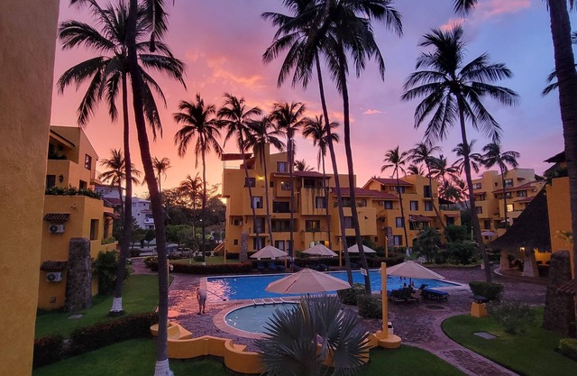 Sweet family spot, pool & mountain view decks, 5 min walk to beach.