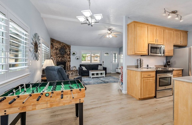 Sweet Haven - Home with EV Charger near Yosemitetby RedAwning