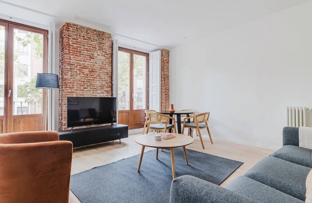 Sweet Huertas Cortes 3BR w/Doorman, Balcony, A/C, by Blueground