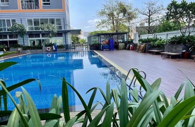 Sweet Luxury Condo 2 /Pool/ 5 Beds/Near Airport