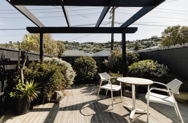 Sweet Lyall Bay - walk to beach and popular cafesn