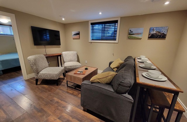 Sweet Secondary Suite - Fully Equipped 2 Bedroom