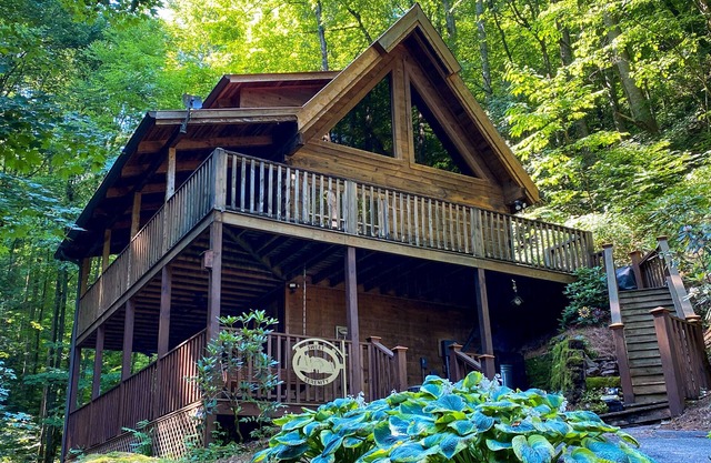 Sweet Serenity - Easy to Access Cabin By A Small Mountain Stream in Wears Valley