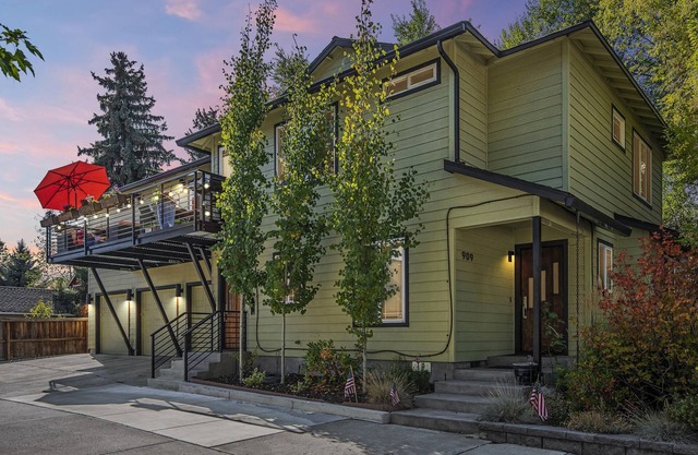 Sweet Spot- Oasis in Walkable Old Bend, Salt Hot Tub, AC, 100+mbps Wifi, 30 nts
