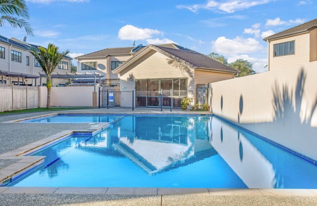 Sweet Sunshine Nest with Pool, Aircon and Parking