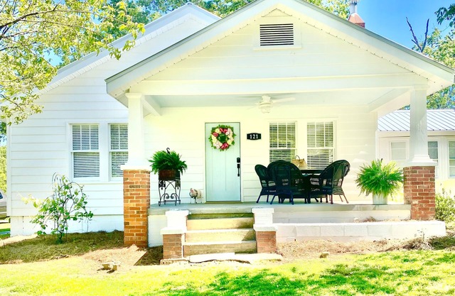 Sweet Tea Cottage. 11 miles to Helen and 2 Miles to Downtown Clarkesville.