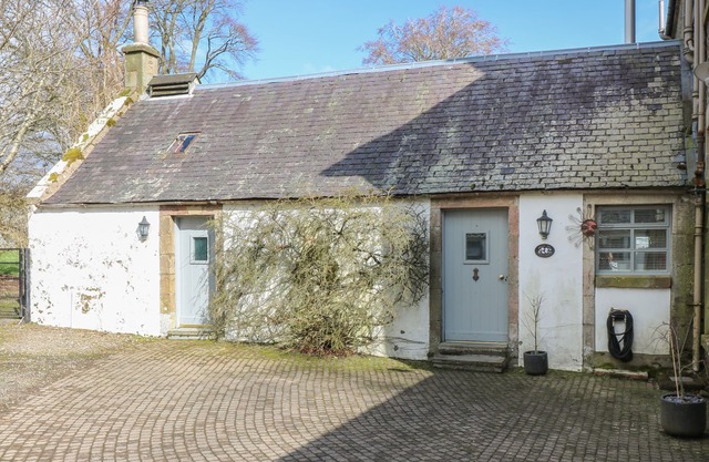 SWEETPEA COTTAGE, pet friendly, character holiday cottage in Biggar