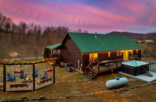 Swim Spa| Fire Pit| Dogs| 3 King Bed| Spacious