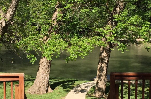 Swim, tube, relax! Guadalupe River frontage ~ Above the Rapids @ Gruene