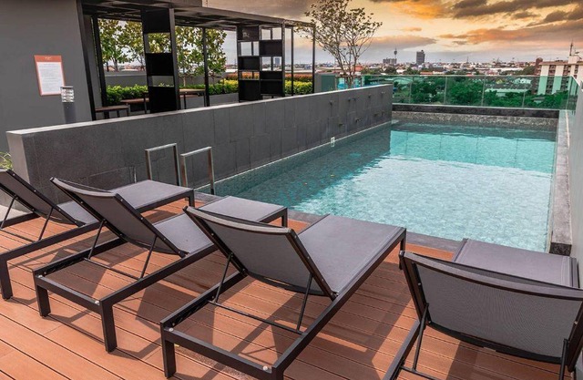swimming pool and gym , near BTS PuChao,bkbloft5 - Tambon Thepharak