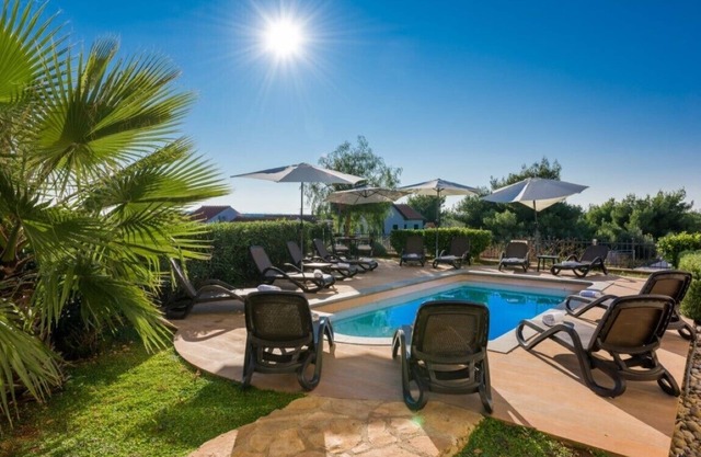 Swimming pool Apartment Noa, 400m to beach