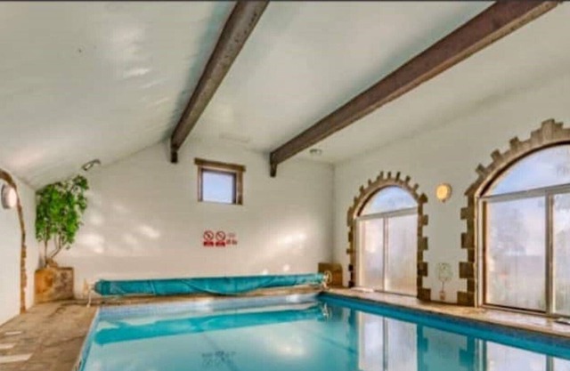 Swimming Pool & Dog Friendly Peak District Cottage