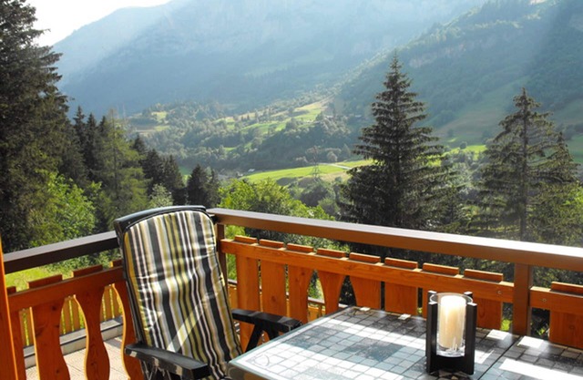 Swiss Alpine retreat in beautiful Leukerbad. Close to Baths and ski lifts.