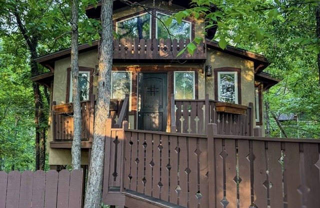 Swiss Chalet Treehouse with Jacuzzi