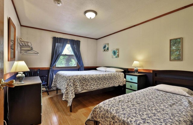 Swiss Farm Inn - RM8 "Superstar" Queen Bed & Twin Bed