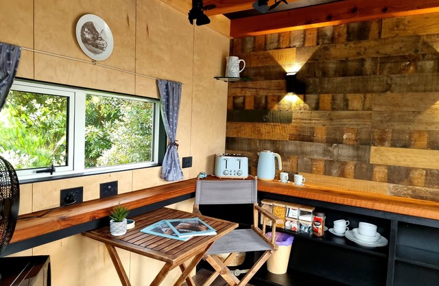 Swiss-Kiwi Cottage/Tiny House.ninkl. Breakfast, Jacuzzi option.