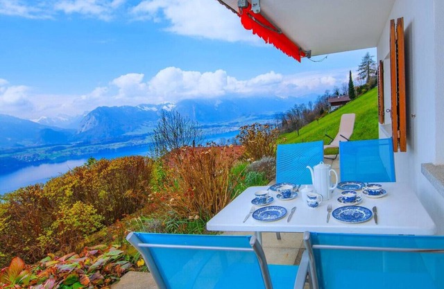 SwissHut Stunning Views Alps & Lake - Apart. Lena Down
