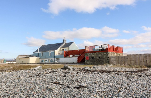 SWN Y MOR, family friendly, with hot tub in Dinas Dinlle