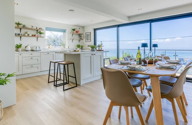 Swn y Mor - sleeps 8 guests in 4 bedrooms